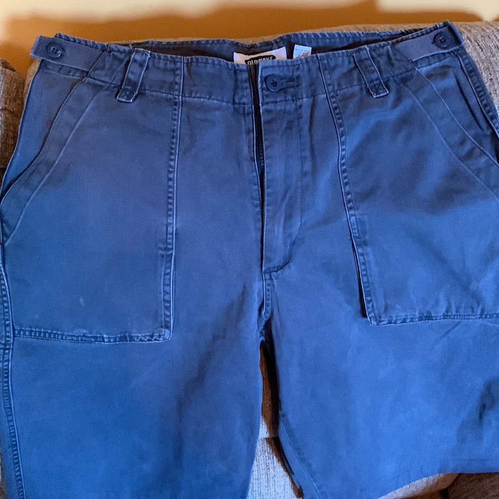 Old Navy charcoal khaki cargo shorts sz34 slight distress, in good condition - Picture 2 of 9